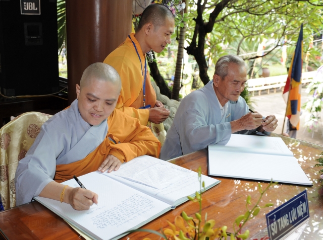 Chùm ảnh: Các đoàn viếng tang lễ HT. Thích Minh Châu - Sáng 05/09/2012 - Phần 2