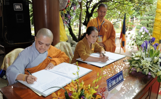 Chùm ảnh: Các đoàn viếng tang lễ HT. Thích Minh Châu - Sáng 05/09/2012 - Phần 2