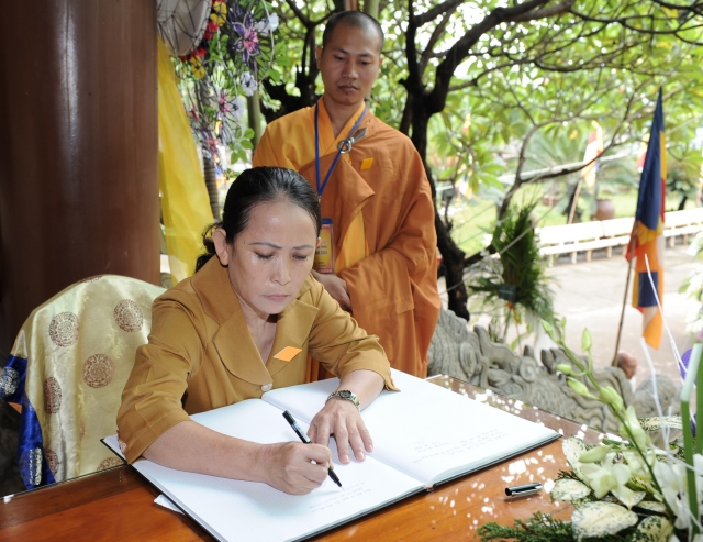 Chùm ảnh: Các đoàn viếng tang lễ HT. Thích Minh Châu - Sáng 05/09/2012 - Phần 2