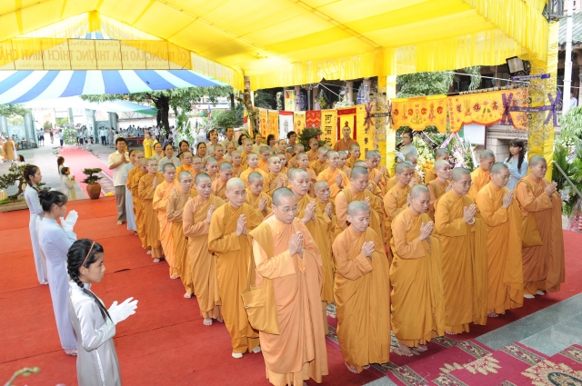Chùm ảnh: Các đoàn viếng tang lễ HT. Thích Minh Châu - Sáng 05/09/2012 - Phần 2