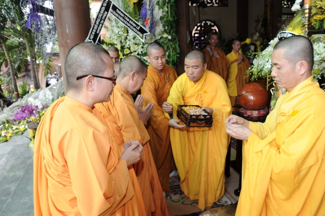 Chùm ảnh: Các đoàn viếng tang lễ HT. Thích Minh Châu - Sáng 05/09/2012 - Phần 2
