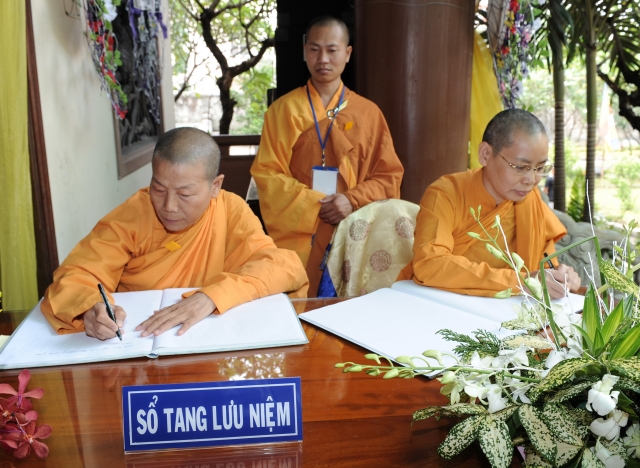 Chùm ảnh: Các đoàn viếng tang lễ HT. Thích Minh Châu - Sáng 05/09/2012 - Phần 2