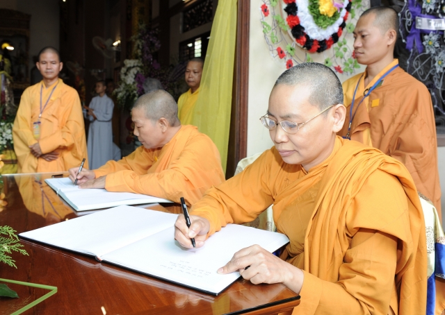 Chùm ảnh: Các đoàn viếng tang lễ HT. Thích Minh Châu - Sáng 05/09/2012 - Phần 2