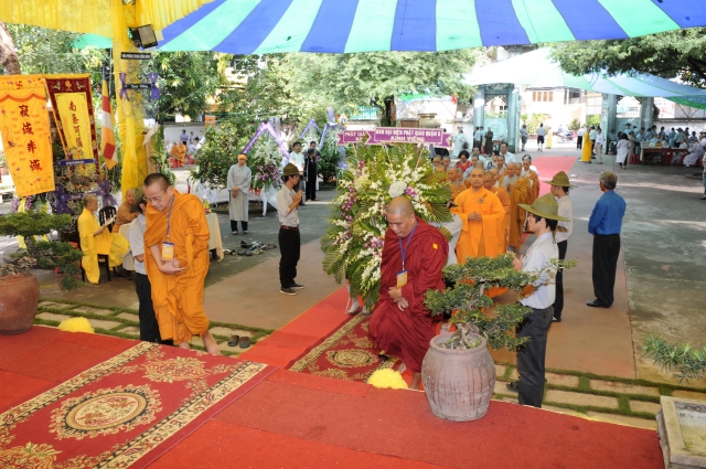 Chùm ảnh: Các đoàn viếng tang lễ HT. Thích Minh Châu - Sáng 05/09/2012 - Phần 2