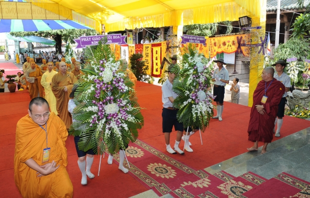 Chùm ảnh: Các đoàn viếng tang lễ HT. Thích Minh Châu - Sáng 05/09/2012 - Phần 2