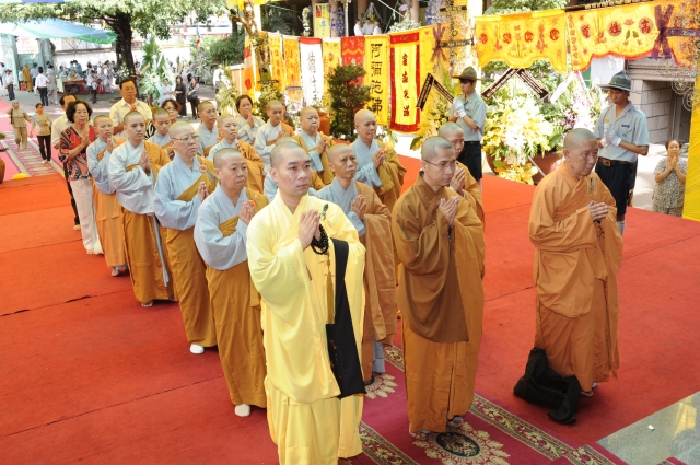 Chùm ảnh: Các đoàn viếng tang lễ HT. Thích Minh Châu - Sáng 05/09/2012 - Phần 2