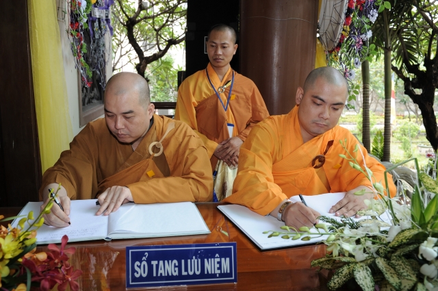 Chùm ảnh: Các đoàn viếng tang lễ HT. Thích Minh Châu - Sáng 05/09/2012 - Phần 2