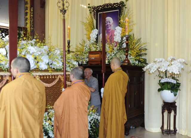Chùm ảnh: Các đoàn viếng tang lễ HT. Thích Minh Châu - Sáng 05/09/2012 - Phần 2