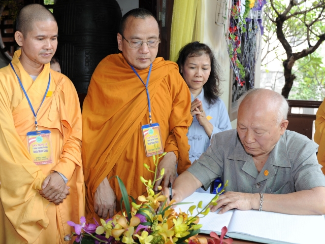 Chùm ảnh: Các đoàn viếng tang lễ HT. Thích Minh Châu - Sáng 05/09/2012 - Phần 2