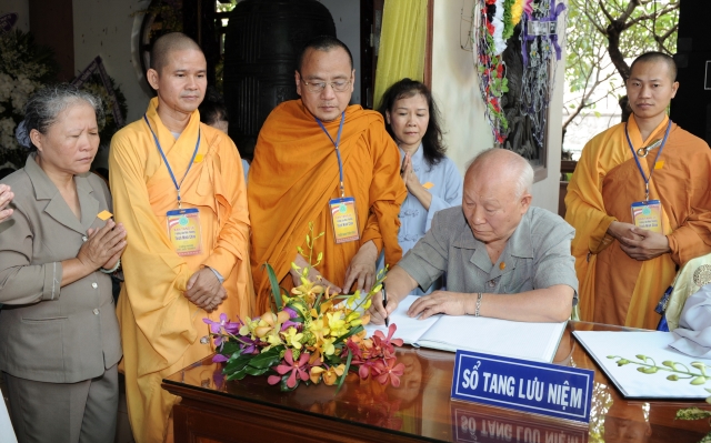 Chùm ảnh: Các đoàn viếng tang lễ HT. Thích Minh Châu - Sáng 05/09/2012 - Phần 2