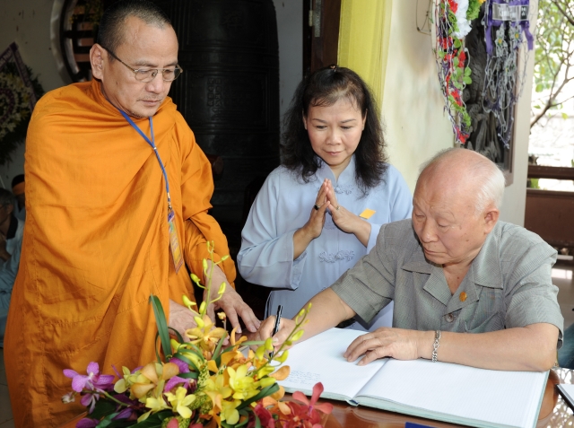 Chùm ảnh: Các đoàn viếng tang lễ HT. Thích Minh Châu - Sáng 05/09/2012 - Phần 2
