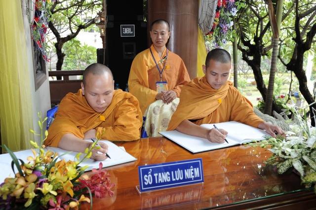 Chùm ảnh: Các đoàn viếng tang lễ HT. Thích Minh Châu - Sáng 05/09/2012 - Phần 2