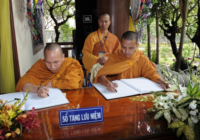 Chùm ảnh: Các đoàn viếng tang lễ HT. Thích Minh Châu - Sáng 05/09/2012 - Phần 2