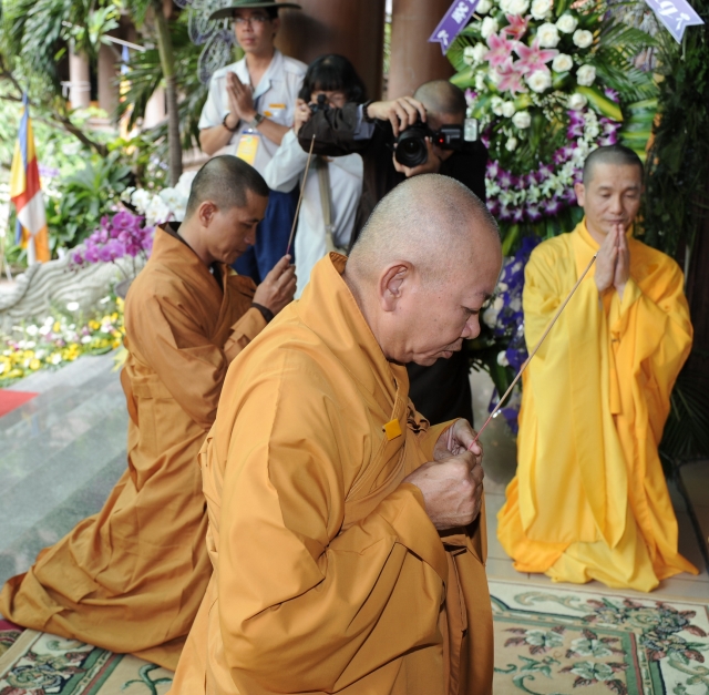 Chùm ảnh: Các đoàn viếng tang lễ HT. Thích Minh Châu - Sáng 05/09/2012 - Phần 2