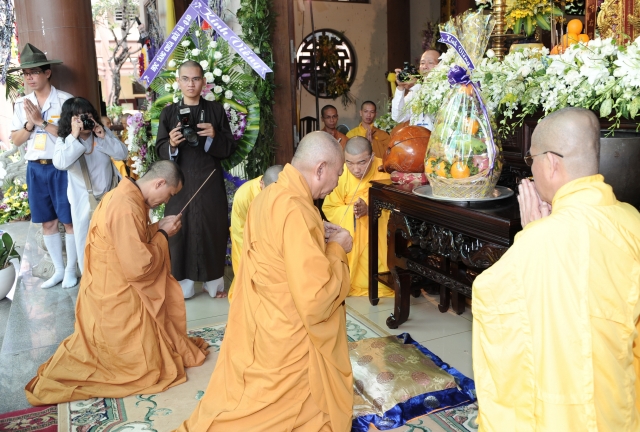 Chùm ảnh: Các đoàn viếng tang lễ HT. Thích Minh Châu - Sáng 05/09/2012 - Phần 2