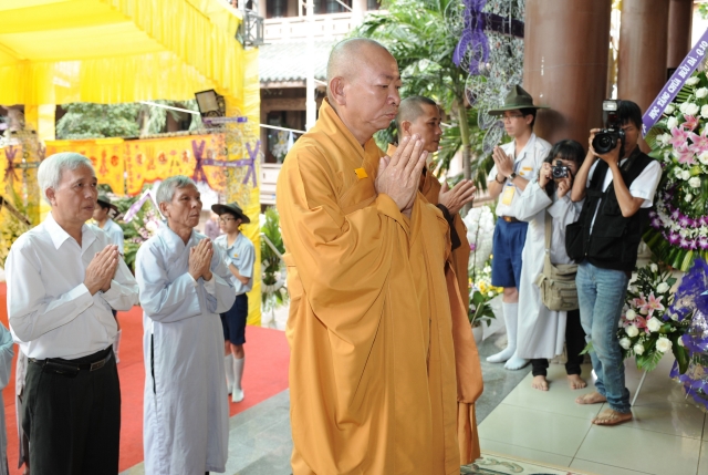 Chùm ảnh: Các đoàn viếng tang lễ HT. Thích Minh Châu - Sáng 05/09/2012 - Phần 2
