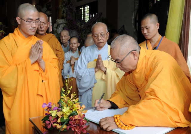 Chùm ảnh: Các đoàn viếng tang lễ HT. Thích Minh Châu - Sáng 05/09/2012 - Phần 2