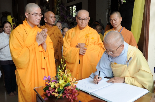 Chùm ảnh: Các đoàn viếng tang lễ HT. Thích Minh Châu - Sáng 05/09/2012 - Phần 2