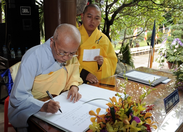Chùm ảnh: Các đoàn viếng tang lễ HT. Thích Minh Châu - Sáng 05/09/2012 - Phần 2