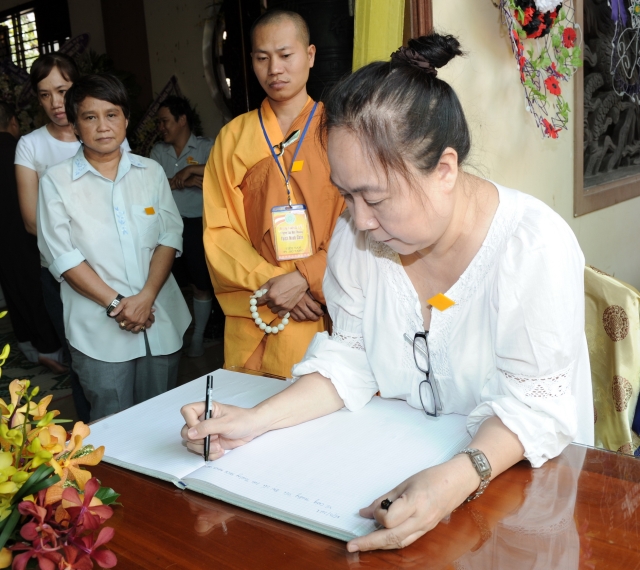 Chùm ảnh: Các đoàn viếng tang lễ HT. Thích Minh Châu - Sáng 05/09/2012 - Phần 2
