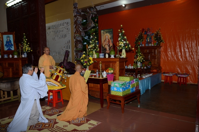Bộ tượng Tây Phương Tam Thánh bằng gỗ dâu lớn nhất Việt Nam