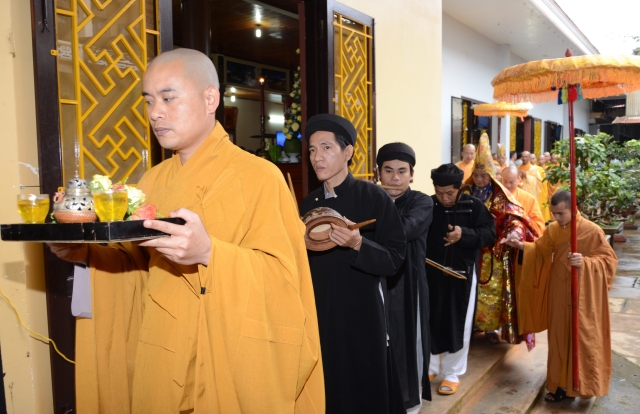 Bộ tượng Tây Phương Tam Thánh bằng gỗ dâu lớn nhất Việt Nam