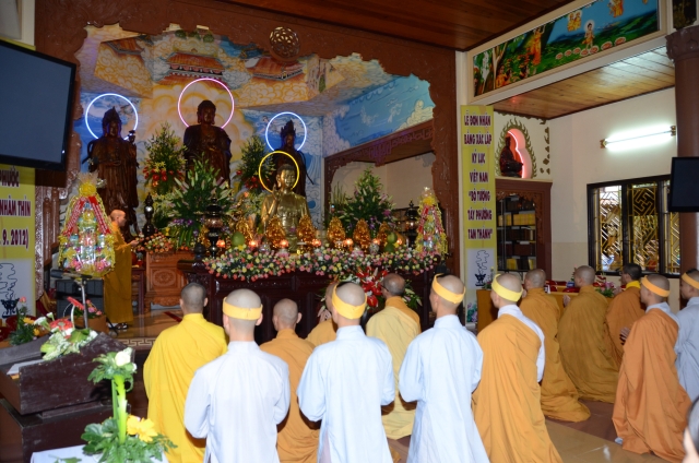 Bộ tượng Tây Phương Tam Thánh bằng gỗ dâu lớn nhất Việt Nam