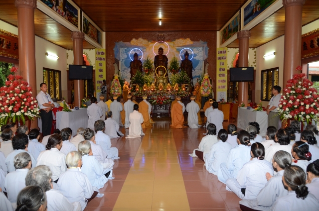 Bộ tượng Tây Phương Tam Thánh bằng gỗ dâu lớn nhất Việt Nam