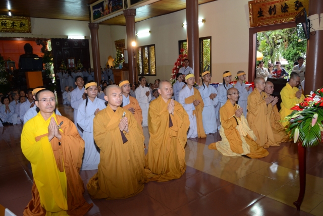 Bộ tượng Tây Phương Tam Thánh bằng gỗ dâu lớn nhất Việt Nam