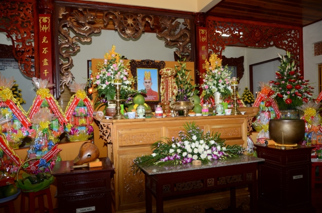 Bộ tượng Tây Phương Tam Thánh bằng gỗ dâu lớn nhất Việt Nam
