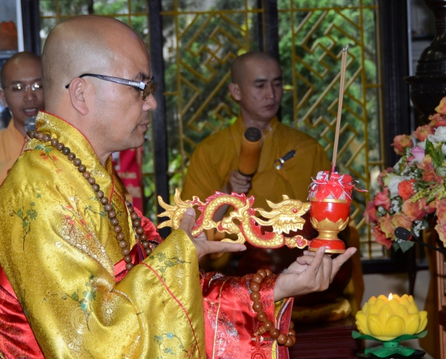 Bộ tượng Tây Phương Tam Thánh bằng gỗ dâu lớn nhất Việt Nam