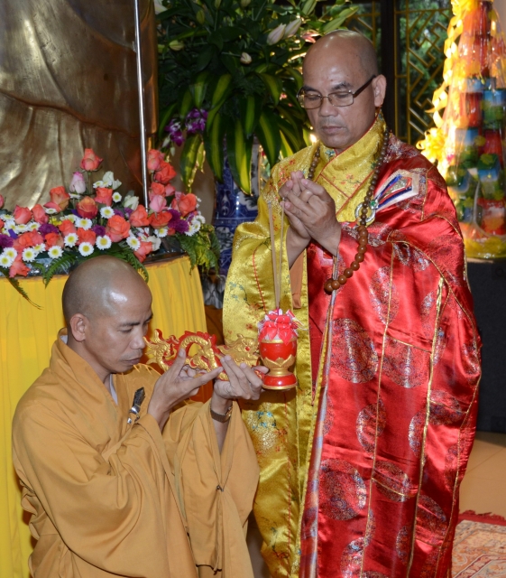 Bộ tượng Tây Phương Tam Thánh bằng gỗ dâu lớn nhất Việt Nam