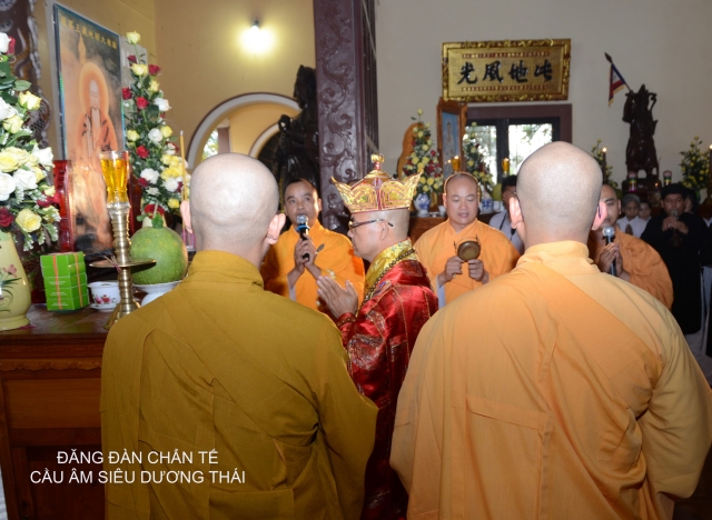 Bộ tượng Tây Phương Tam Thánh bằng gỗ dâu lớn nhất Việt Nam