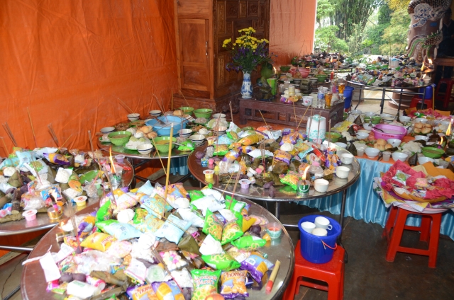 Bộ tượng Tây Phương Tam Thánh bằng gỗ dâu lớn nhất Việt Nam