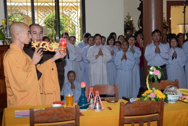 Bộ tượng Tây Phương Tam Thánh bằng gỗ dâu lớn nhất Việt Nam
