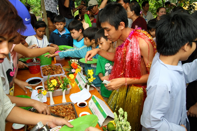 Đồng Nai: Mãi nhớ phiên chợ quê hương tại khóa tu mùa hè “Gieo hạt từ tâm” chùa Thiên Chánh