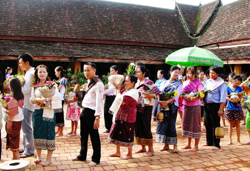Lễ hội lên chùa ở Lào
