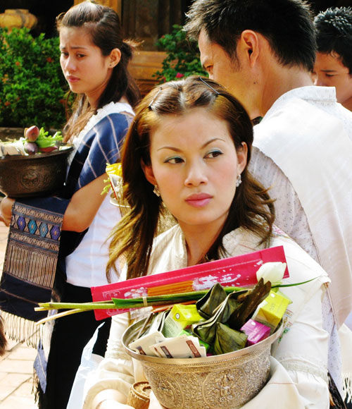 Lễ hội lên chùa ở Lào