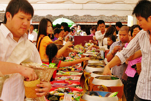 Lễ hội lên chùa ở Lào