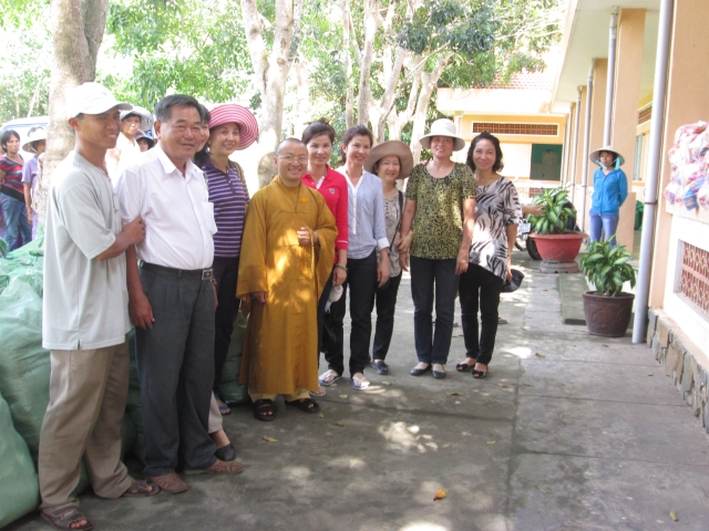 TT. Thích Nhật Từ hướng dẫn đoàn từ thiện tại TTBTXH Tân Hiệp