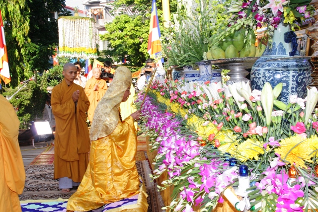 TT Huế: Đại Lễ chính thức Phật đản PL.2556
