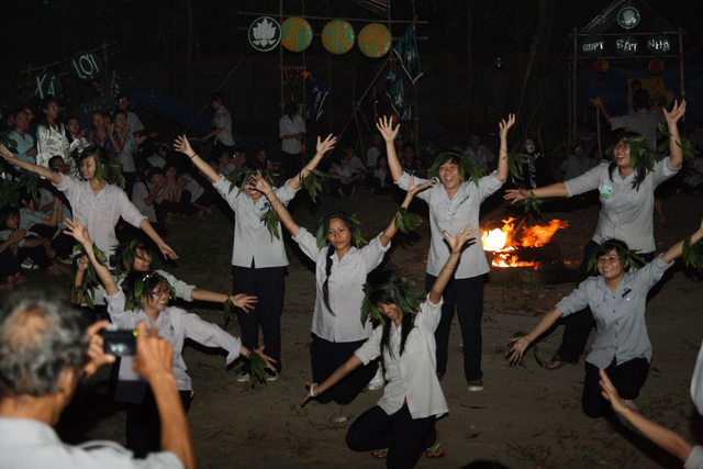 Đồng Nai: Đọng lại đêm thắp nến tri ân và bất ngờ với các tiết mục văn nghệ lửa trại