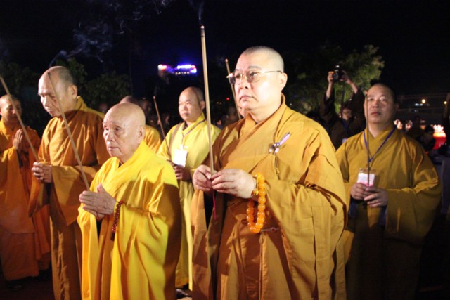 Nghệ An: Lục cúng hoa đăng tại Tuần Lễ Văn Hoá Phật Giáo