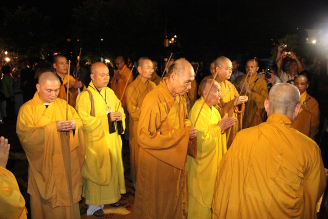Nghệ An: Lục cúng hoa đăng tại Tuần Lễ Văn Hoá Phật Giáo