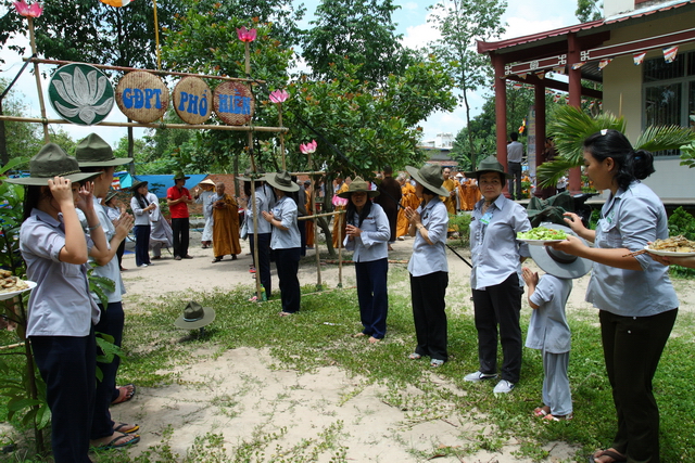 Đồng Nai: Chùm ảnh trại Hạnh ngành Nữ - Hoành tráng với phiên chợ quê hương