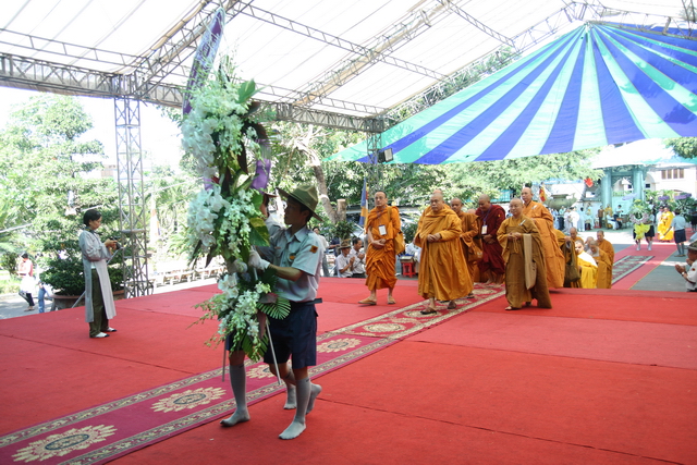 Chùm ảnh: Các đoàn viếng tang lễ HT. Thích Minh Châu sáng 03/09/2012