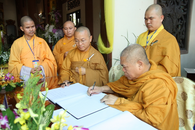 Chùm ảnh: Các đoàn viếng tang lễ HT. Thích Minh Châu sáng 03/09/2012