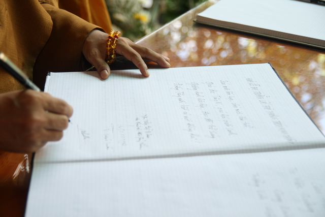 Chùm ảnh: Các đoàn viếng tang lễ HT. Thích Minh Châu sáng 03/09/2012