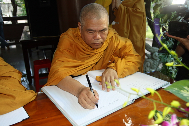 Chùm ảnh: Các đoàn viếng tang lễ HT. Thích Minh Châu sáng 03/09/2012