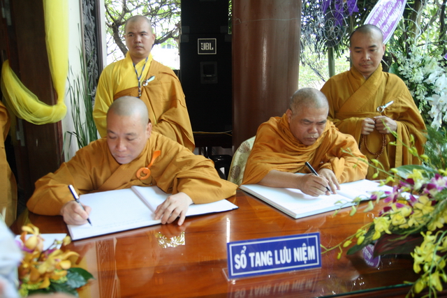 Chùm ảnh: Các đoàn viếng tang lễ HT. Thích Minh Châu sáng 03/09/2012